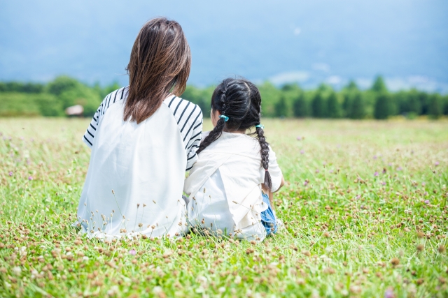 自然の中で過ごす母親と子ども