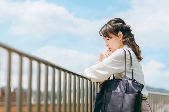 人間関係がつらいと感じて、うつむく人物のイメージ