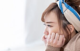 父親が嫌いと言えずにきた30代女性が、ひとり遠くを見つめている
