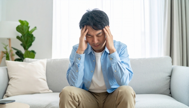 親と縁を切るかどうか悩む人が考え込んでいるイメージ