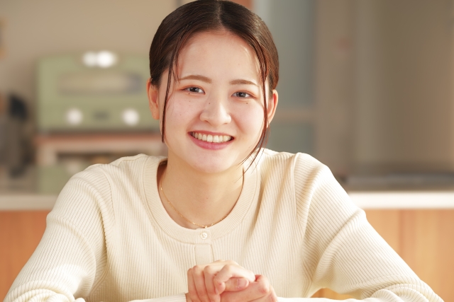 安心できて前向きな表情の女性